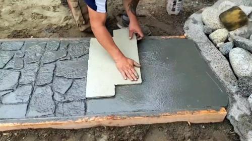 Как сделать мощеную садовую дорожку из цемента своими руками 07