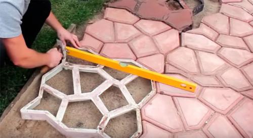 Как сделать форму для бетонной дорожки. Садовая дорожка своими руками при помощи формы