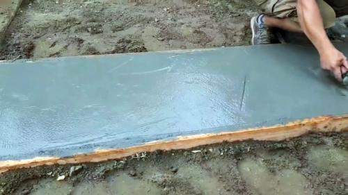 Как сделать мощеную садовую дорожку из цемента своими руками 03