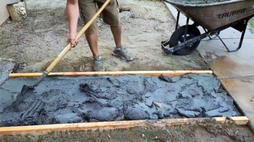 Как сделать мощеную садовую дорожку из цемента своими руками 01