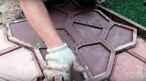 Как сделать форму для бетонной дорожки. Садовая дорожка своими руками при помощи формы