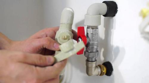 Краны для пластиковых труб. Особенности конструкции ПВХ крана Все разновидности запорно-регулирующей арматуры имеют похожее строение, которое включает в себя корпус, уплотнитель, регулирующий и управляющий механизм. 02 Краны для пластиковых труб. Особенности конструкции ПВХ крана Все разновидности запорно-регулирующей арматуры имеют похожее строение, которое включает в себя корпус, уплотнитель, регулирующий и управляющий механизм. 02