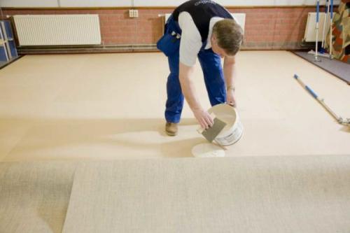 Как подготовить поверхность бетона и дерева перед приклеиванием линолеума. Чем клеить