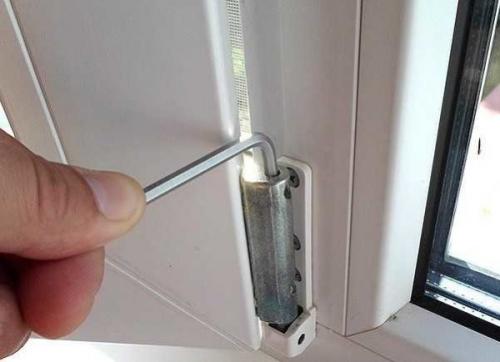 Не закрывается пластиковое окно снизу задевает, что делать. Регулировка нижней петли