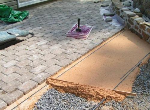 Плитка на песок своими руками без цемента. Как обойтись без цементной смеси при укладке тротуарной плитки