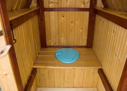 Туалет из шифера своими руками. Как быстрее построить уличный туалет из шифера. Дачный туалет своими руками пошагово — инструкция по строительству. Плюсы и минусы выгребной ямы