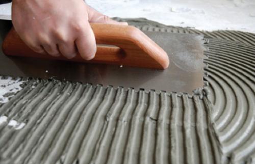 Какие факторы могут влиять на качество склеивания линолеума с бетонным поверхностями. Чем приклеить – выбор клея и инструмента