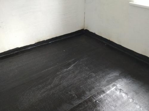 Какие факторы могут влиять на качество склеивания линолеума с бетонным поверхностями. Чем приклеить – выбор клея и инструмента