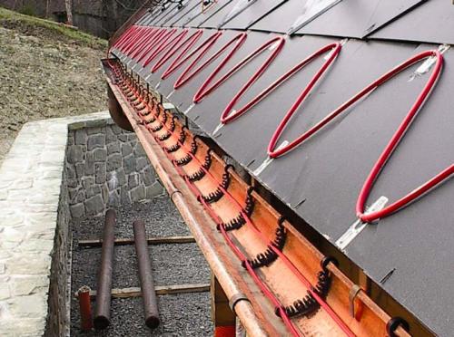 Как закрепить греющий кабель в водосточной трубе. Монтаж системы антиобледенения 09 Как закрепить греющий кабель в водосточной трубе. Монтаж системы антиобледенения 09