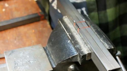 Как соединить профильную трубу между собой без сварки. Процесс соединения профильных труб