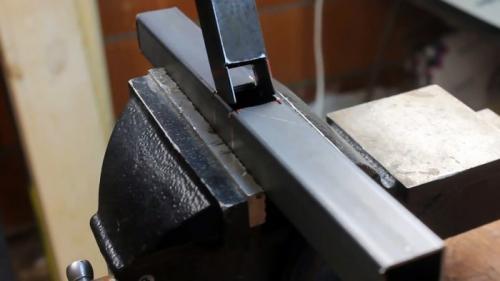 Как соединить профильную трубу между собой без сварки. Процесс соединения профильных труб