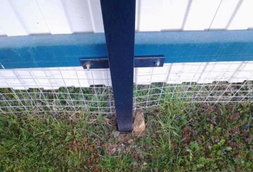 Чем закрыть низ забора из профлиста: советы специалистов