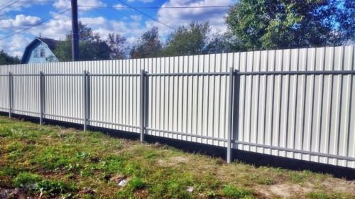 Чем закрыть низ забора из профлиста: советы специалистов