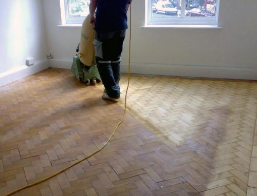 Покраска пола на старый лак. Реставрация старого паркета в квартире без циклевки и варианты покрытия досок