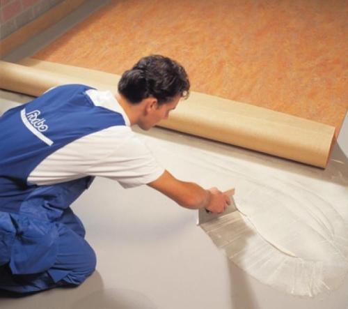 Как убрать лишние сколы и возможные пузыри после приклеивания линолеума. Удаление пузырей на приклеенном линолеуме