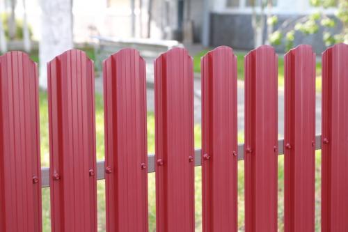 Профнастил или евроштакетник: какой забор дешевле для вашего дома 01