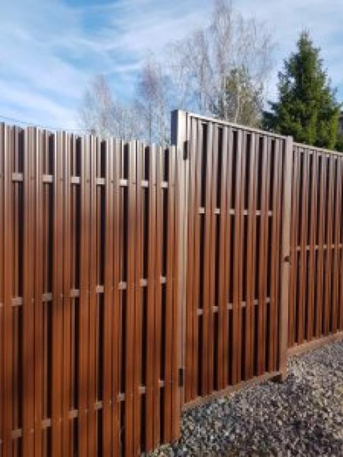 Какой забор более долговечен и надежный: профнастил или евроштакетник. Сравнение евроштакетника и профнастила