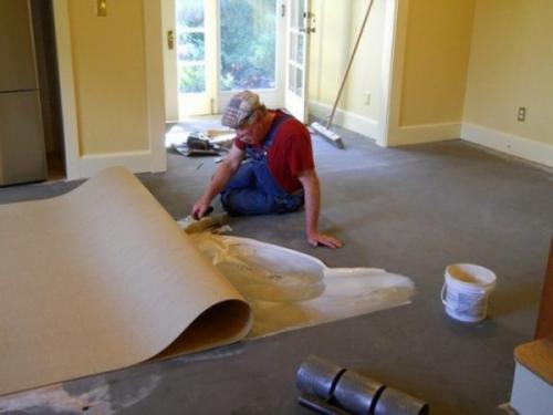 Какие типы клея рекомендуются для приклеивания линолеума к деревянному полу. Виды клея для линолеума на деревянный пол