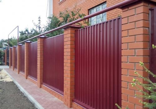 Профнастил или евроштакетник: какой забор дешевле для вашего дома 03