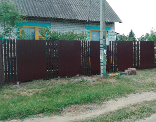 Профнастил или евроштакетник: какой забор дешевле для вашего дома 08