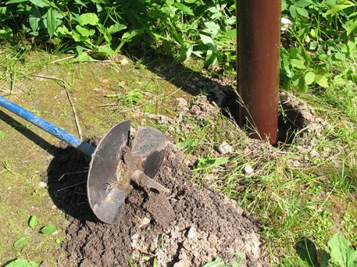 Профнастил или евроштакетник: какой забор дешевле для вашего дома 09