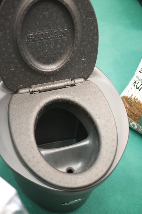 Как обеспечить безопасность при использовании дачного туалета. Решаем деликатные проблемы. Как создать комфорт в дачном туалете?