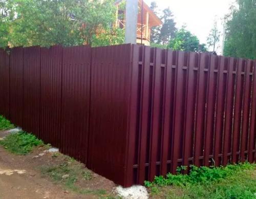 Профнастил или евроштакетник: какой забор дешевле для вашего дома 06