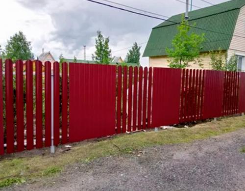 Профнастил или евроштакетник: какой забор дешевле для вашего дома 07