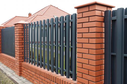 Профнастил или евроштакетник: какой забор дешевле для вашего дома 02
