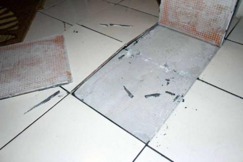 Как уложить плитку на деревянный пол. Сложности при укладке плитки