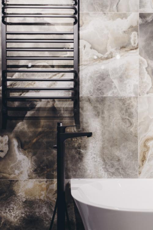 Уникальные решения ванных комнат в деревянном доме с плиткой 04