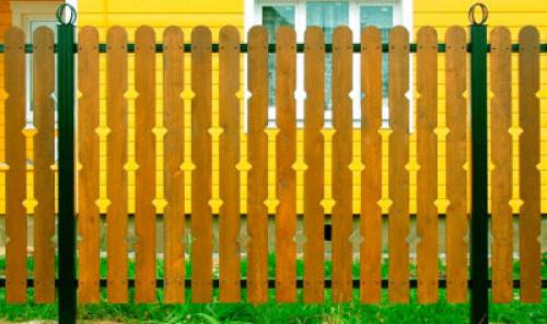 Экономия на загородном ограждении: самый бюджетный забор для дачи 01