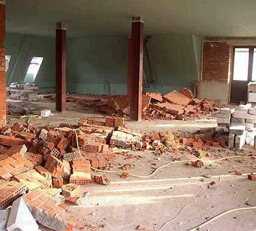 Демонтаж кирпичных стен перегородок вручную
