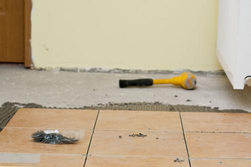 Как класть плитку на пол новичку. Ша.  Укладка первой плитки и первого ряда