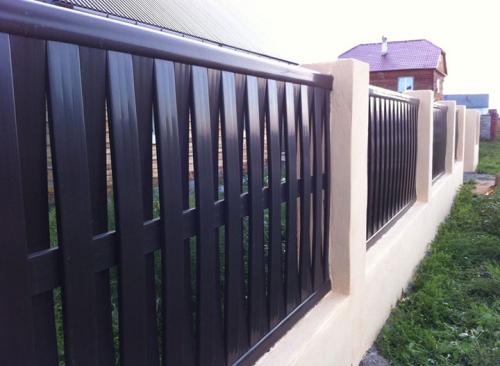 Забор из пластика: когда лучше использовать такую конструкцию