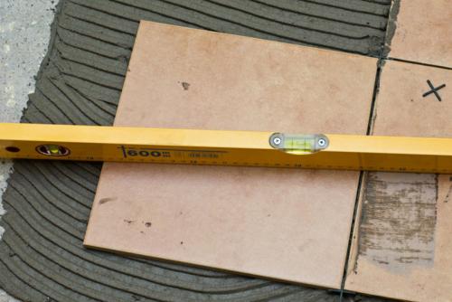 Как класть плитку на пол новичку. Ша.  Укладка первой плитки и первого ряда