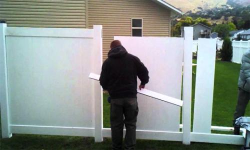 Забор из пластика: когда лучше использовать такую конструкцию