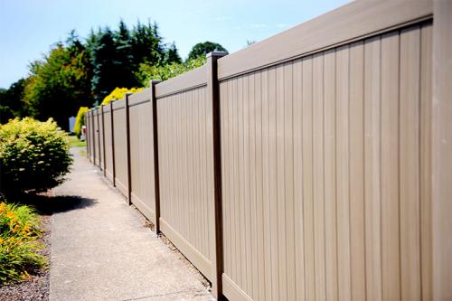 Забор из пластика: когда лучше использовать такую конструкцию