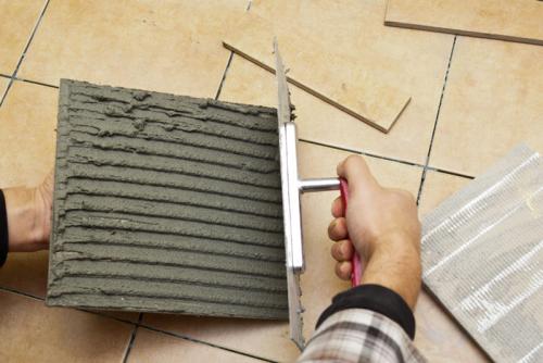 Как класть плитку на пол новичку. Ша.  Укладка первой плитки и первого ряда