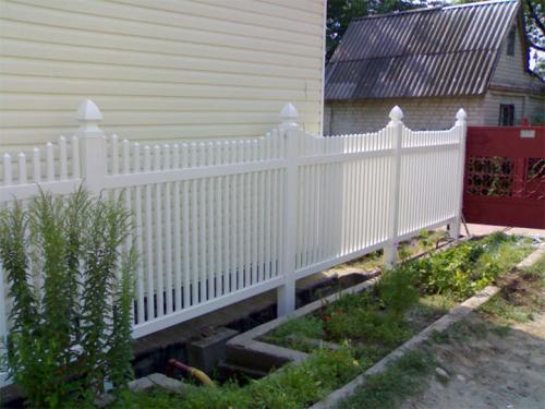 Забор из пластика: когда лучше использовать такую конструкцию