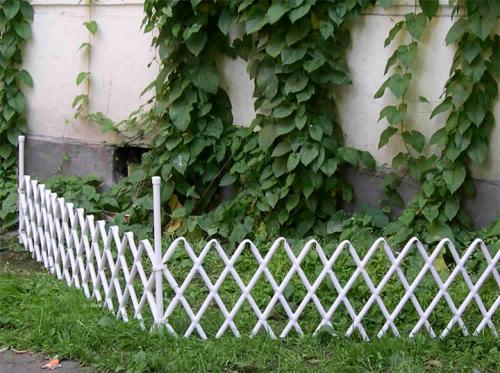 Забор из пластика: когда лучше использовать такую конструкцию