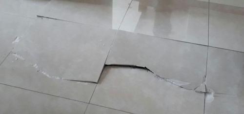 Как устранить пустоты между плитками на деревянной стене. Что делать, если обнаружилась пустота под плиткой на полу