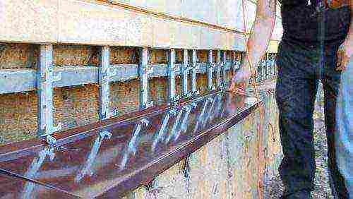 Как соединить два отлива между собой. Монтаж металлических отливов на цоколь своими руками