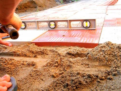 Укладка тротуарной плитки 30 на 30 на песок. Вариант 1: на песчаной основе