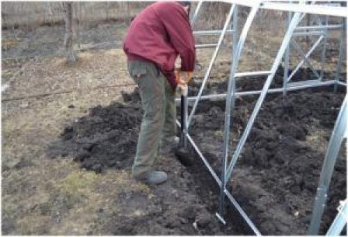 На что установить теплицу из поликарбоната без фундамента. Нюансы установки теплицы без фундамента