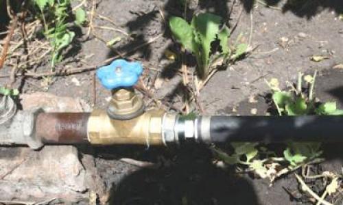 Как соединить ПВХ трубу и шланг. К металлической трубе