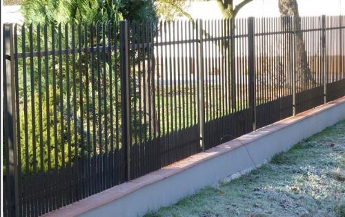 Какой забор самый дешевый для дома. Металлические заборы 16