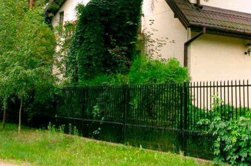 Какой забор самый дешевый для дома. Металлические заборы 20
