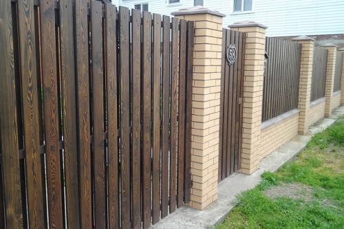 Забор для частного дома варианты недорого. Реечные деревянные заборы