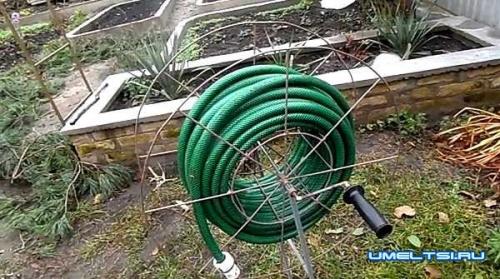 Держатель для шланга поливочного своими руками. Катушка для поливочного шланга своими руками